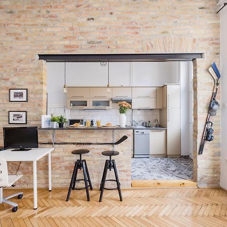 Live Like A Local At The Rustic Hockey Hut Apartment Budapest Ngoại thất bức ảnh