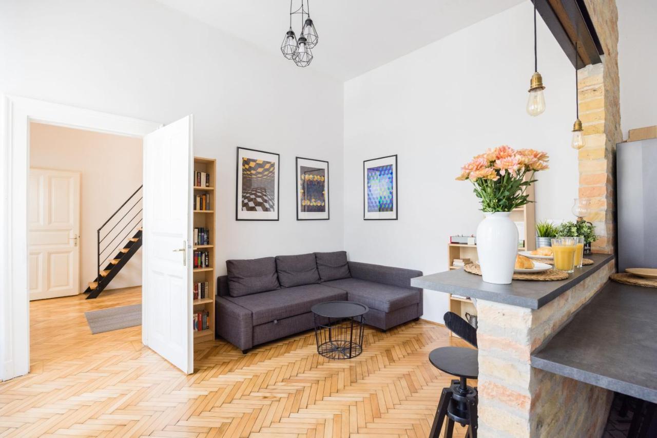 Live Like A Local At The Rustic Hockey Hut Apartment Budapest Ngoại thất bức ảnh