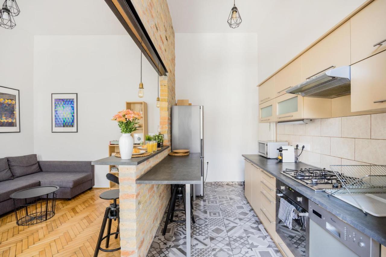 Live Like A Local At The Rustic Hockey Hut Apartment Budapest Ngoại thất bức ảnh