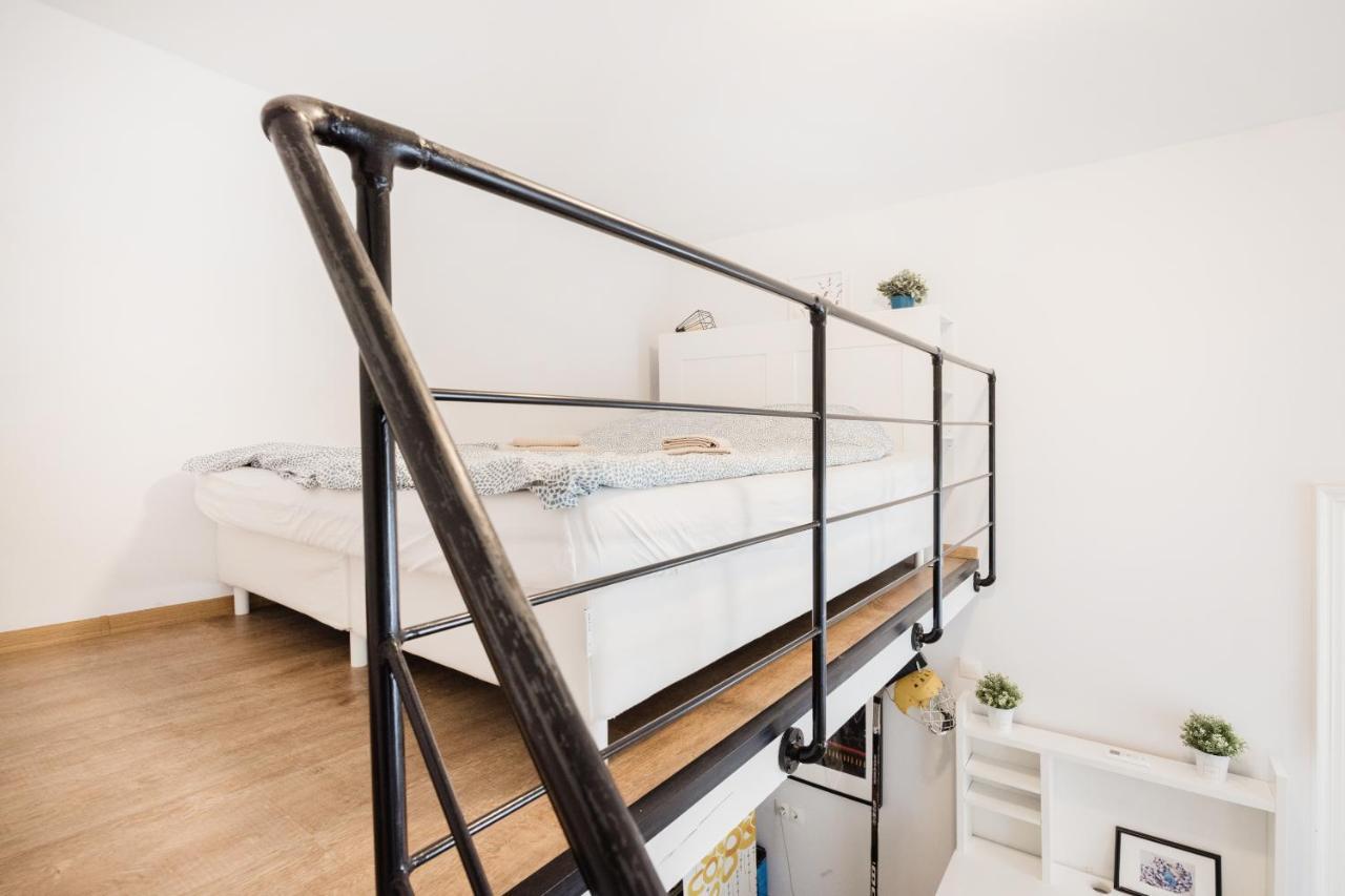 Live Like A Local At The Rustic Hockey Hut Apartment Budapest Ngoại thất bức ảnh