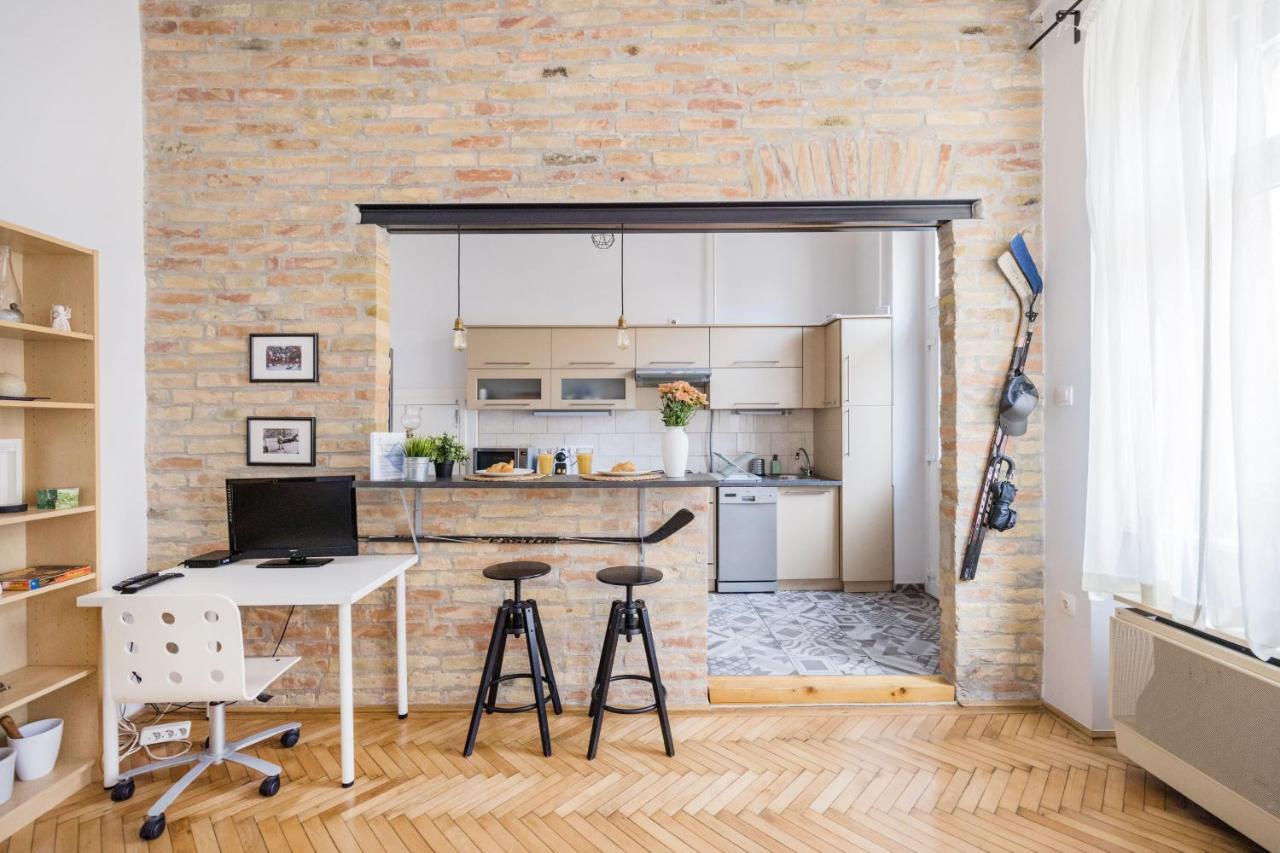 Live Like A Local At The Rustic Hockey Hut Apartment Budapest Ngoại thất bức ảnh