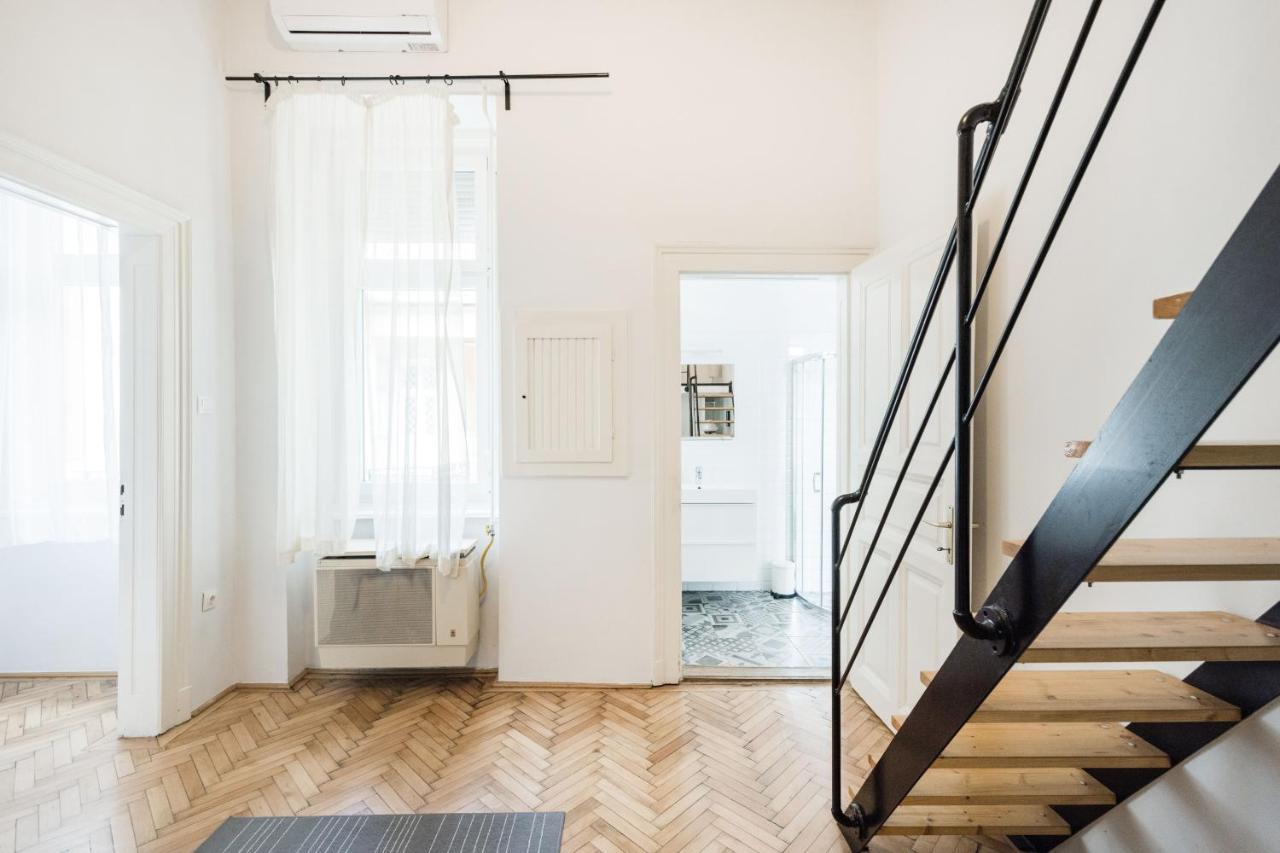 Live Like A Local At The Rustic Hockey Hut Apartment Budapest Ngoại thất bức ảnh
