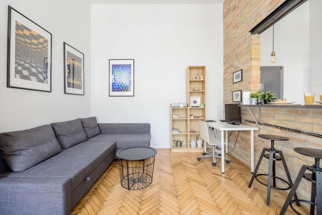 Live Like A Local At The Rustic Hockey Hut Apartment Budapest Ngoại thất bức ảnh