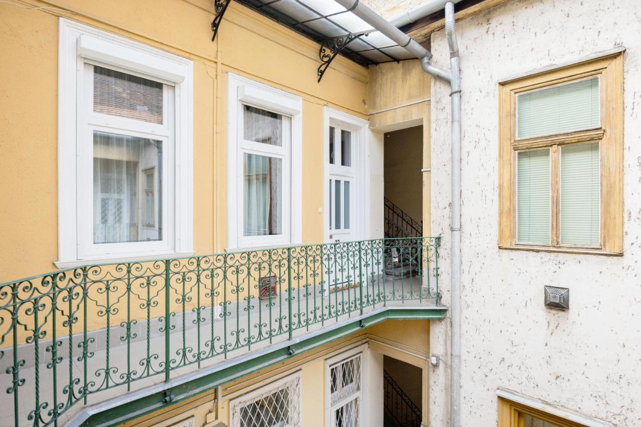 Live Like A Local At The Rustic Hockey Hut Apartment Budapest Ngoại thất bức ảnh