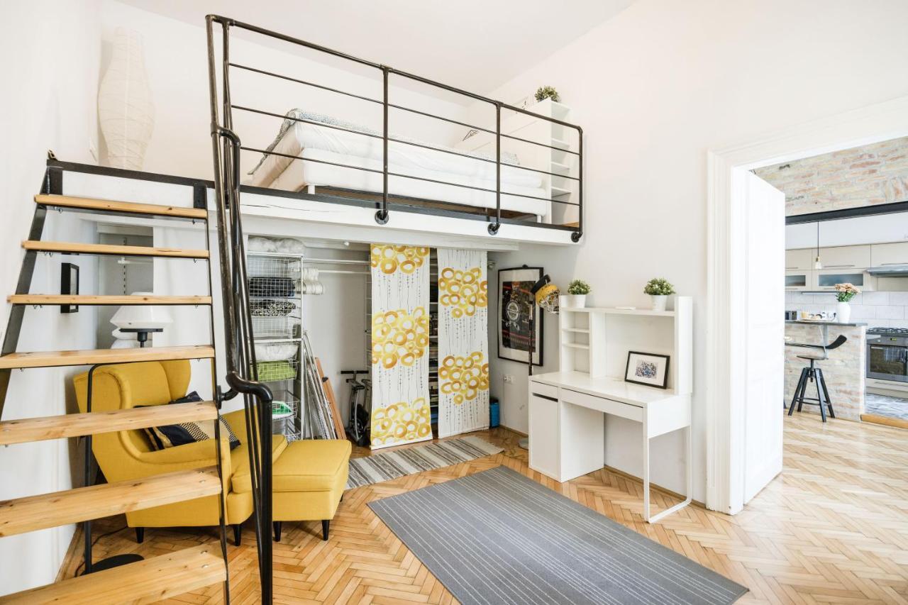 Live Like A Local At The Rustic Hockey Hut Apartment Budapest Ngoại thất bức ảnh